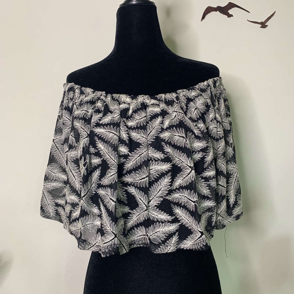 Kimchi Blue Off The Shoulder Ruffle Crop Top SizeS